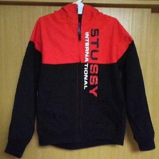 ステューシー(STUSSY)のステューシーMサイズSTUSSY INTERNATIONALブルゾン赤パーカー黒(ブルゾン)