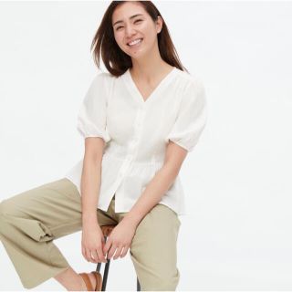 ユニクロ(UNIQLO)のUNIQLO★Vネックボリュームスリーブブラウス(シャツ/ブラウス(半袖/袖なし))