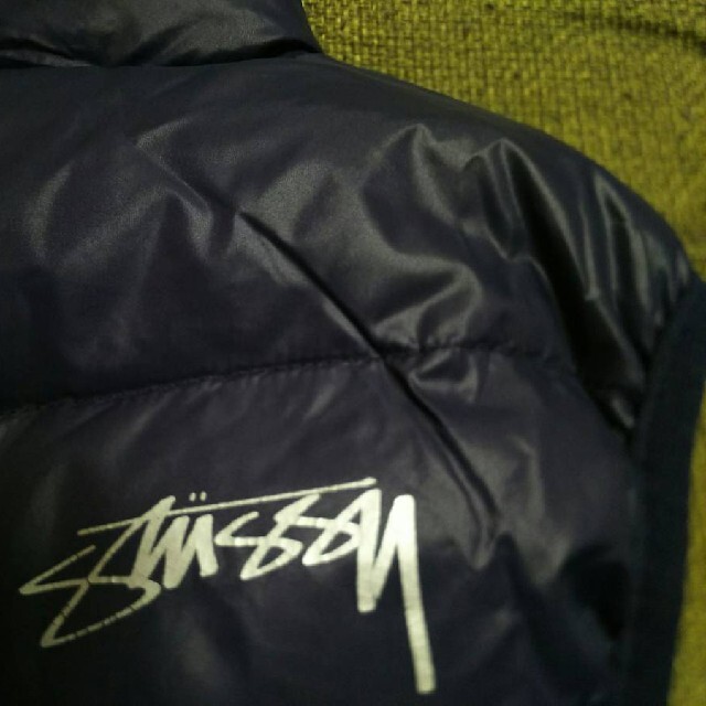 STUSSY(ステューシー)のM/5T希少☆リバーシブル ダウンベスト黒ネイビー濃紺オレンジSTUSSYキッズ キッズ/ベビー/マタニティのキッズ服男の子用(90cm~)(ジャケット/上着)の商品写真