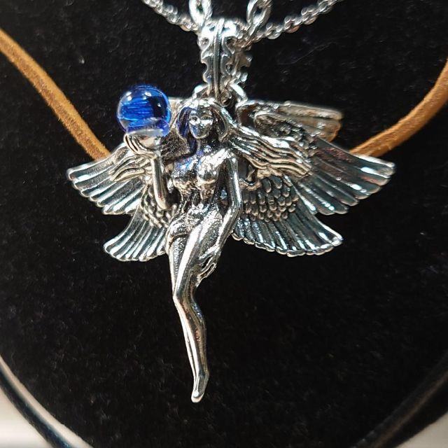 ブルーオーブを手にした女神・天使のメタルネックレス
