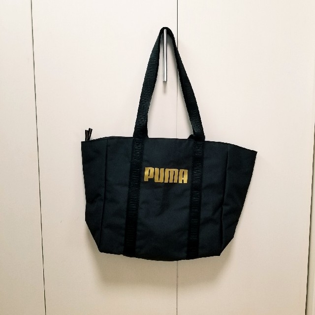 PUMA(プーマ)のうめ様専用◆新品 PUMA ロゴロゴテープ 黒×金ロゴ トートバッグ プーマ レディースのバッグ(トートバッグ)の商品写真