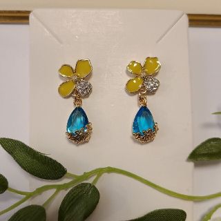 ハンドメイド　ピアス　お花　ジルコニアチャーム(ピアス)