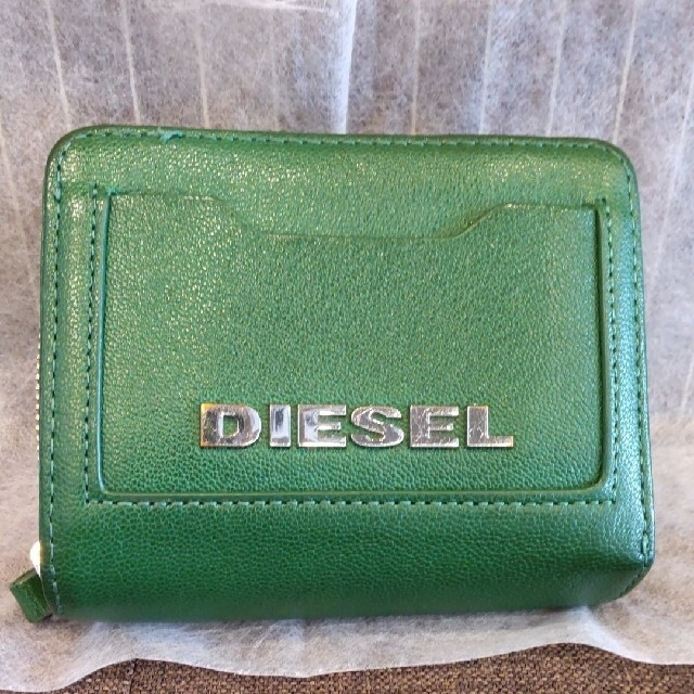 週末値下げ‼️DIESEL きれいなグリーンの2つ折り財布