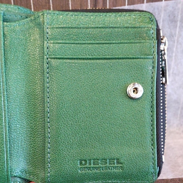 週末値下げ‼️DIESEL きれいなグリーンの2つ折り財布