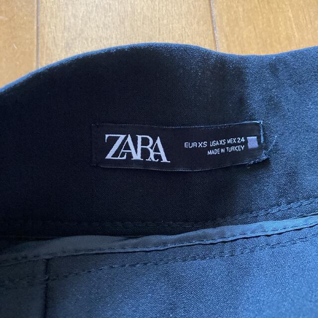 ZARA(ザラ)のZARAのブラックテーパードパンツ レディースのパンツ(カジュアルパンツ)の商品写真