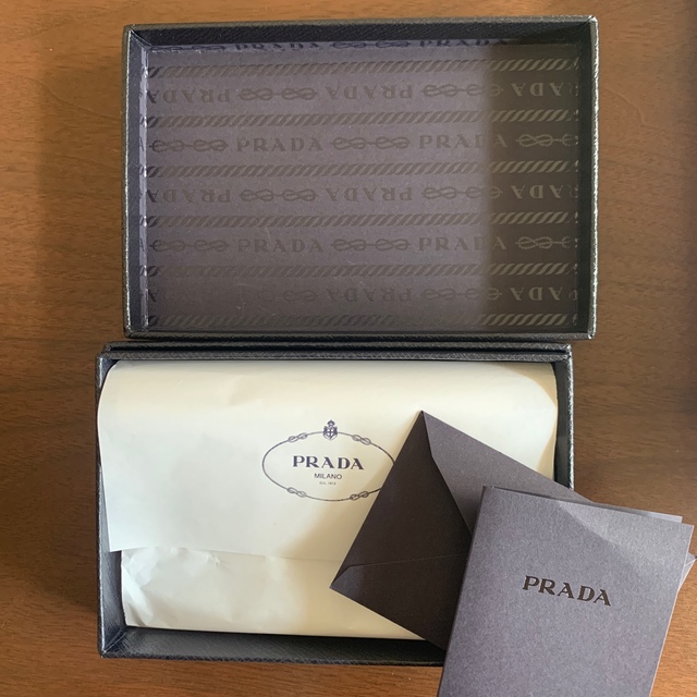PRADA(プラダ)のPRADA 箱　ショッパー レディースのバッグ(ショップ袋)の商品写真