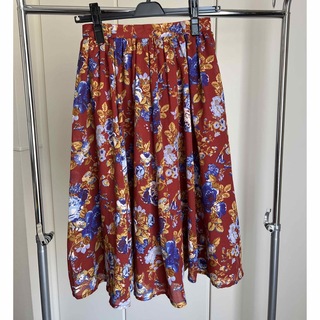 フォーエバートゥエンティーワン(FOREVER 21)のforever21 Zara フラワープリント　スカート　未使用品　Sサイズ(ひざ丈スカート)