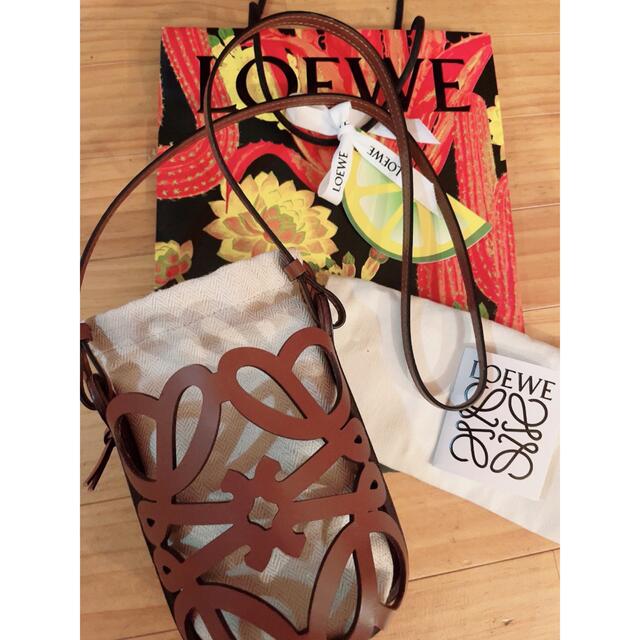 独特の上品 LOEWE - ポケットTan/Ecru アナグラムカットアウト LOEWE