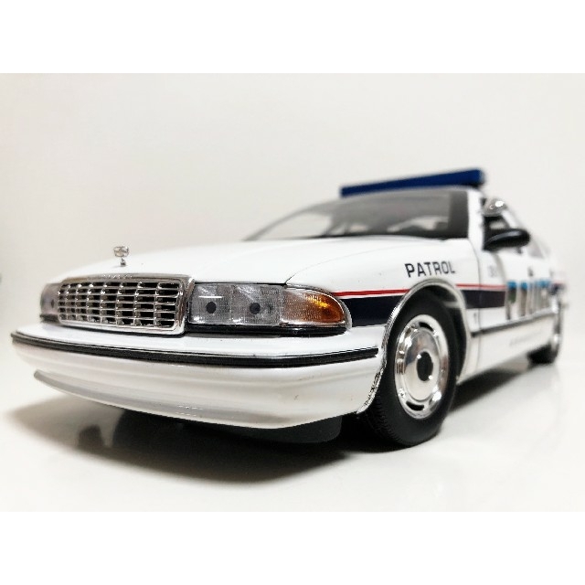 UTモデル/Chevyシボレー Capriceカプリス パトカー 1/18 絶版 女性が
