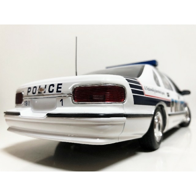 UTモデル/Chevyシボレー Capriceカプリス パトカー 1/18 絶版 女性が