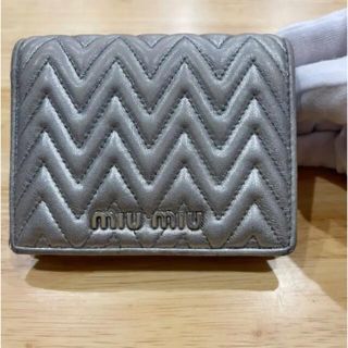 ミュウミュウ(miumiu)の最終お値下げ！良品！　miu miu ミュウミュウ　コンパクト財布　シルバー(財布)