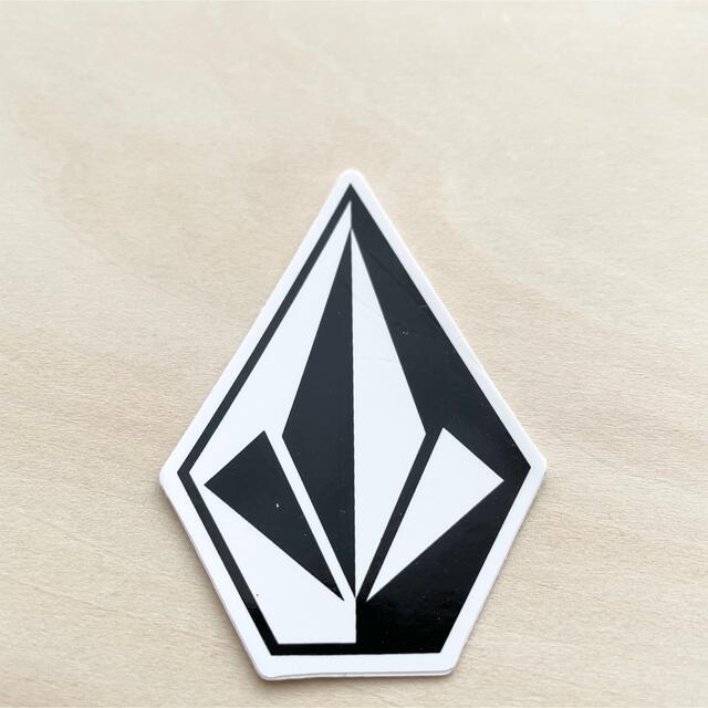 volcom(ボルコム)のVOLCOM　ボルコム　ステッカー　1枚　ボルコムストーン小 スポーツ/アウトドアのスノーボード(アクセサリー)の商品写真