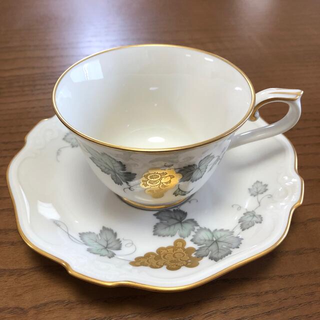 Noritake(ノリタケ)のノリタケ　金彩　葡萄　noritake カップ　ソーサー　ケーキ皿　セット インテリア/住まい/日用品のキッチン/食器(食器)の商品写真