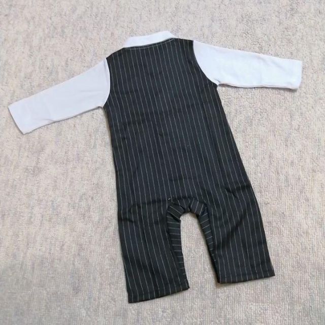 70cm ネクタイ付き長袖黒ストライプベビーロンパース 男の子スーツタキシード キッズ/ベビー/マタニティのベビー服(~85cm)(ロンパース)の商品写真