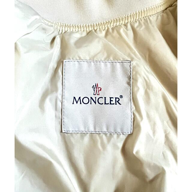 MONCLER(モンクレール)の♡美品♡moncler VERHUELL フリル ジャケット アイボリー♡ レディースのジャケット/アウター(ナイロンジャケット)の商品写真