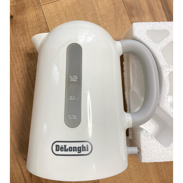 DeLonghi(デロンギ)のデロンギ 電気ケトル JKP240J 750ml スマホ/家電/カメラの生活家電(電気ケトル)の商品写真