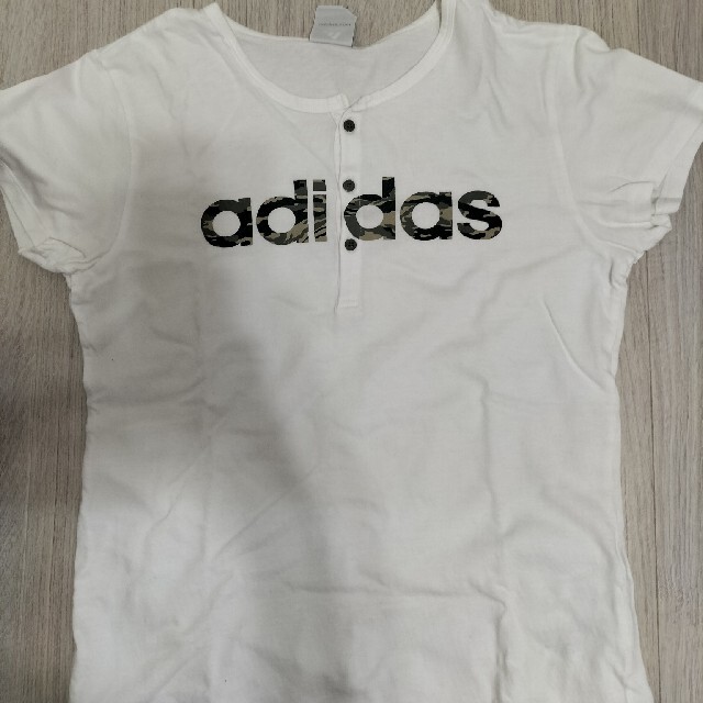 adidas(アディダス)のadidas　迷彩ロゴTシャツ レディースのトップス(Tシャツ(半袖/袖なし))の商品写真