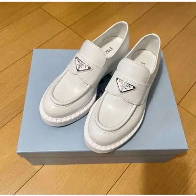 PRADA(プラダ)のプラダ  ローファー　ホワイト　36 レディースの靴/シューズ(ローファー/革靴)の商品写真