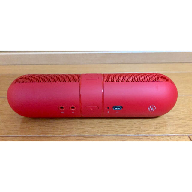 Beats by Dr Dre(ビーツバイドクタードレ)のbeats pill 2.0 Bluetoothスピーカー（Red）スタンド付き スマホ/家電/カメラのオーディオ機器(スピーカー)の商品写真