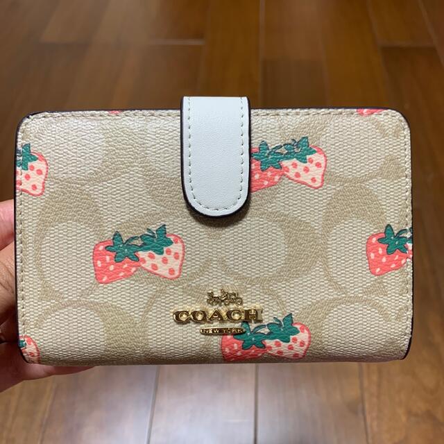 COACH(コーチ)の本体のみ　91836 二つ折り財布　シグネチャー×ストロベリー　苺柄 レディースのファッション小物(財布)の商品写真