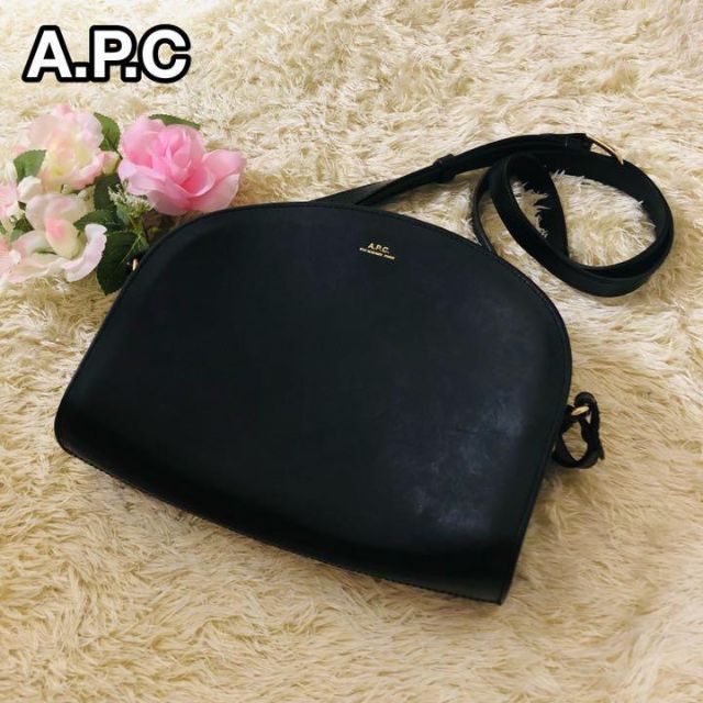 A.P.C アーペーセー ショルダーバッグ 黒 レザー ハーフムーン 新作
