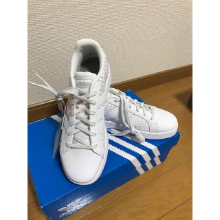 アディダス(adidas)のadidas スニーカー　22cm   レディース　白　　未使用(スニーカー)