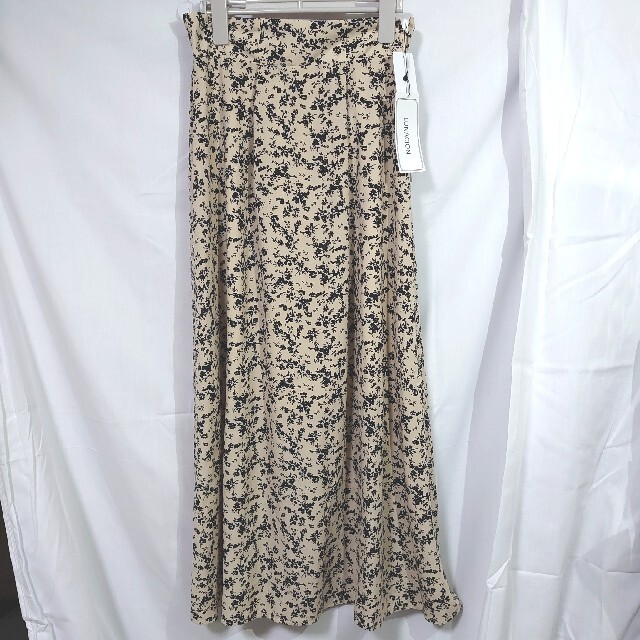 しまむら(シマムラ)の新品 未使用 しまむら ハナスソフレアスカート90 L ベージュ レディースのスカート(ロングスカート)の商品写真