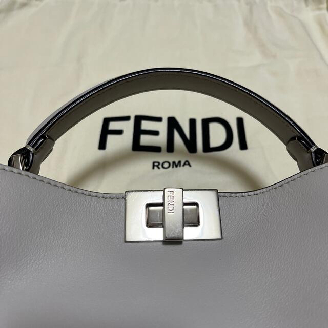 FENDI(フェンディ)のフェンディ　FENDI  ピーカブー　アイコニック　エッセンシャリー　美品 レディースのバッグ(ハンドバッグ)の商品写真