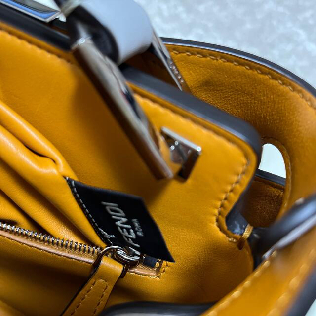 FENDI(フェンディ)のフェンディ　FENDI  ピーカブー　アイコニック　エッセンシャリー　美品 レディースのバッグ(ハンドバッグ)の商品写真