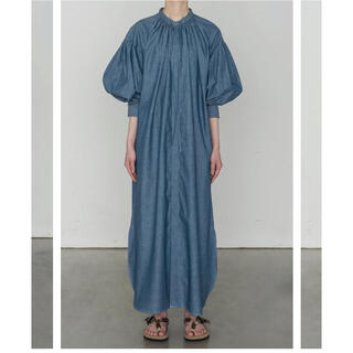 ハイク(HYKE)のCHAMBRAY GATHERED DRESS blue(ロングワンピース/マキシワンピース)