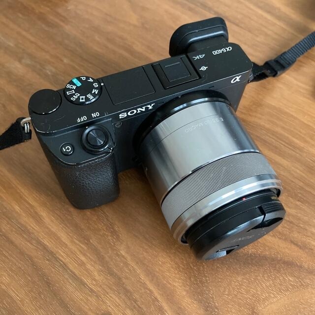 SONY(ソニー)の値下げ⭐️SONYα6400 ミラーレス一眼レフカメラ　本体とレンズ　中古品　 スマホ/家電/カメラのカメラ(ミラーレス一眼)の商品写真