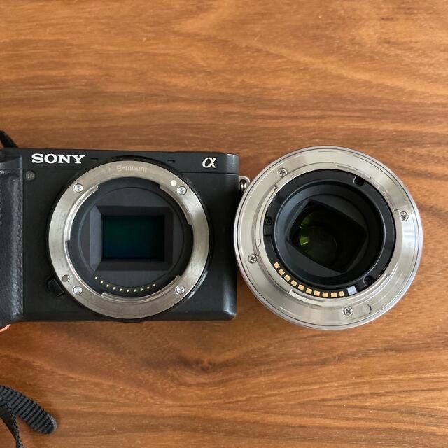 SONY(ソニー)の値下げ⭐️SONYα6400 ミラーレス一眼レフカメラ　本体とレンズ　中古品　 スマホ/家電/カメラのカメラ(ミラーレス一眼)の商品写真