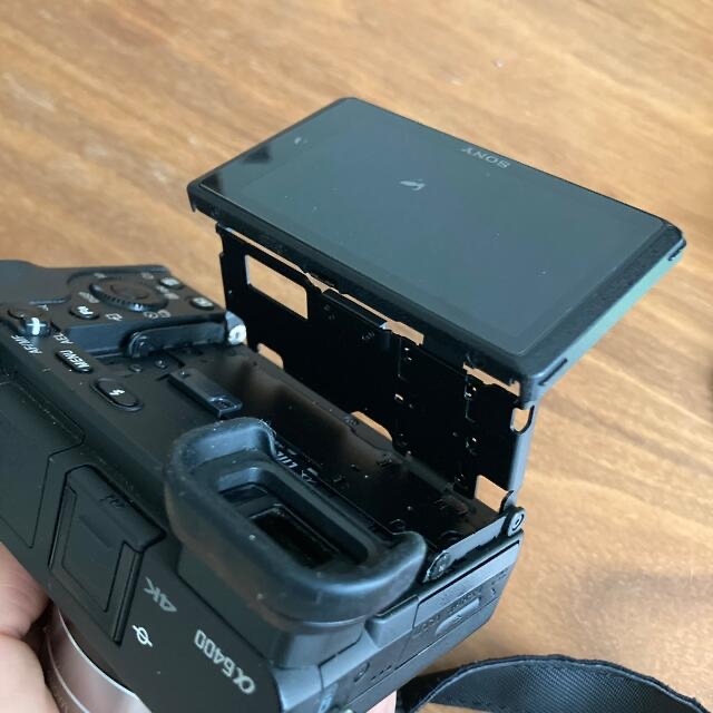 SONY(ソニー)の値下げ⭐️SONYα6400 ミラーレス一眼レフカメラ　本体とレンズ　中古品　 スマホ/家電/カメラのカメラ(ミラーレス一眼)の商品写真