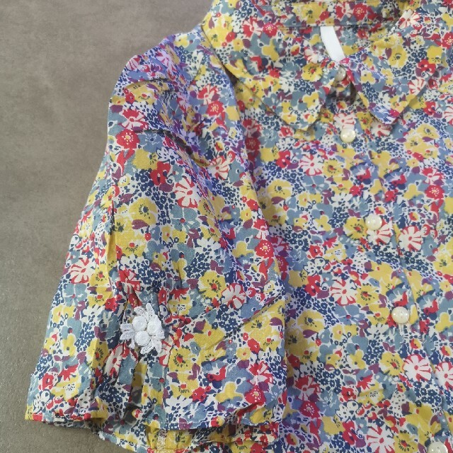 coupole(クーポール)のクーポール　リバティ　花柄　前開き　シャツ　ブラウス　日本製 レディースのトップス(シャツ/ブラウス(半袖/袖なし))の商品写真