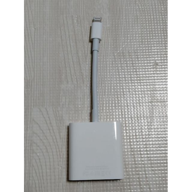 Apple(アップル)のA1619 Apple Camera Adapter MK0W2AM/A スマホ/家電/カメラのPC/タブレット(PC周辺機器)の商品写真