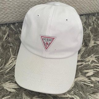 ゲス(GUESS)のGUESS キャップ白　新品未使用(キャップ)