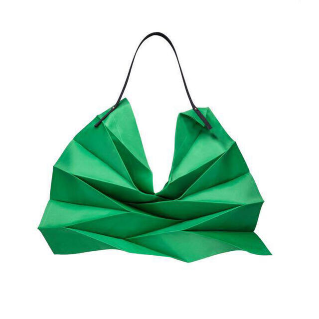 iittala(イッタラ)のイッタラ  イッセイミヤケ　プリーツバッグ　トートバッグ　グラスグリーン レディースのバッグ(トートバッグ)の商品写真