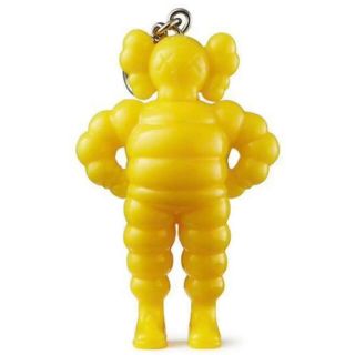 メディコムトイ(MEDICOM TOY)のKAWS TOKYO FIRST CHUM キーホルダー イエロー 黄色(キーホルダー)