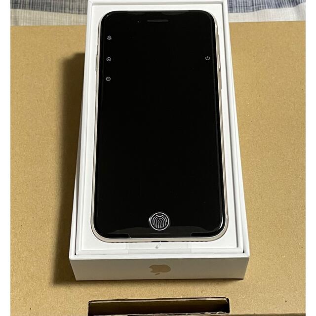 iPhoneSE 第3世代　64G ホワイト　新品未使用 スマホ/家電/カメラのスマートフォン/携帯電話(スマートフォン本体)の商品写真