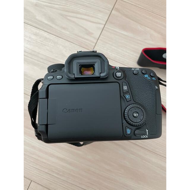 Canon(キヤノン)のCanon  EOS 70D (W) EF-S18-135 IS STM スマホ/家電/カメラのカメラ(デジタル一眼)の商品写真