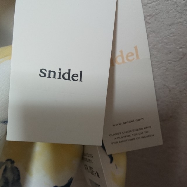 SNIDEL(スナイデル)のスナイデル フラワービジューワンピース レディースのワンピース(ひざ丈ワンピース)の商品写真