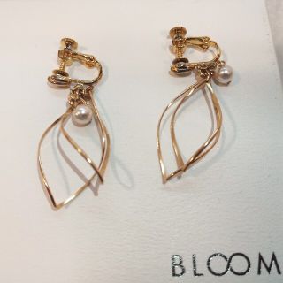 ブルーム(BLOOM)のbloom イヤリング ゴールド パール リーフ ツイスト(イヤリング)