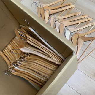 ニトリ(ニトリ)の木製ハンガー　メンズ　40本(押し入れ収納/ハンガー)