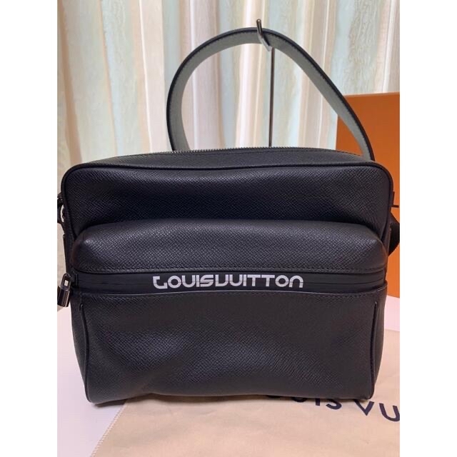 LOUIS VUITTON(ルイヴィトン)の入手困難 新品 ルイ・ヴィトン タイガ メッセンジャーPM ショルダーバック メンズのバッグ(メッセンジャーバッグ)の商品写真