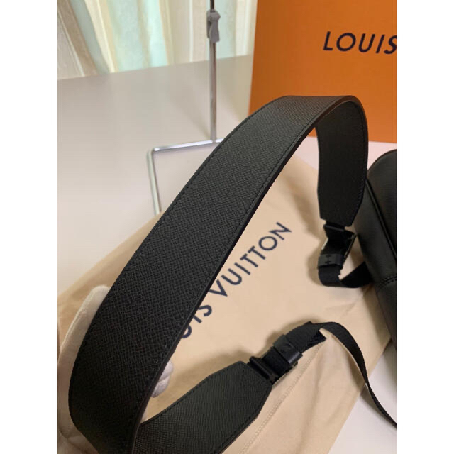 LOUIS VUITTON(ルイヴィトン)の入手困難 新品 ルイ・ヴィトン タイガ メッセンジャーPM ショルダーバック メンズのバッグ(メッセンジャーバッグ)の商品写真