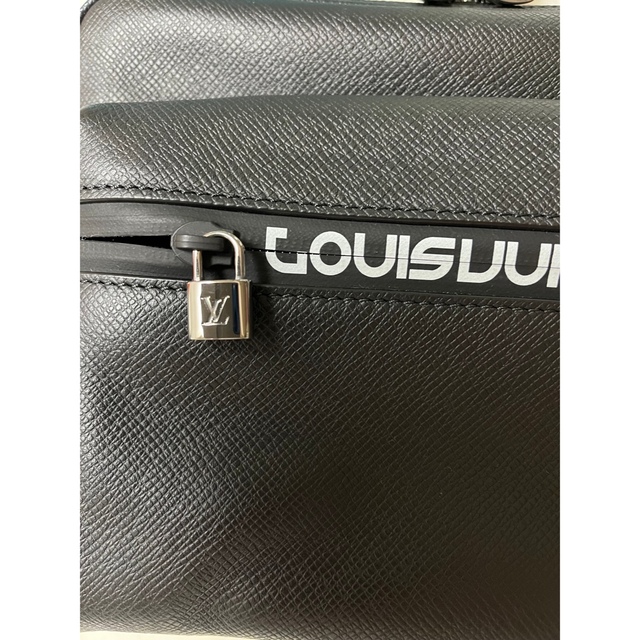 LOUIS VUITTON(ルイヴィトン)の入手困難 新品 ルイ・ヴィトン タイガ メッセンジャーPM ショルダーバック メンズのバッグ(メッセンジャーバッグ)の商品写真