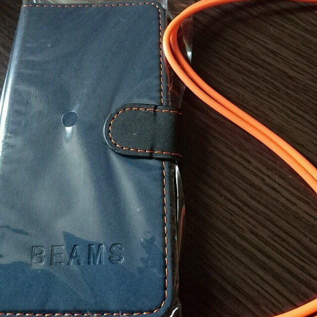 BEAMS(ビームス)のBEAMS 充電ケーブル付きスタンド型スマホケース スマホ/家電/カメラのスマホアクセサリー(モバイルケース/カバー)の商品写真