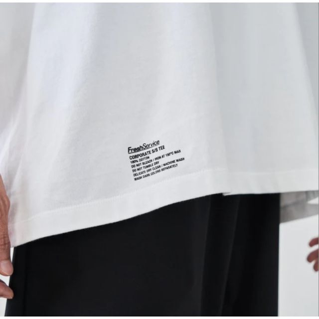 COMOLI(コモリ)の新品 FreshServiceフレッシュサービス CORPORATE 白TEE  メンズのトップス(Tシャツ/カットソー(半袖/袖なし))の商品写真