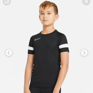 ナイキ(NIKE)の新品タグ付きナイキ　NIKETシャツ　150 ブラック(Tシャツ/カットソー)