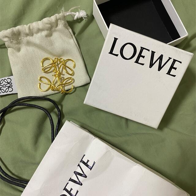 LOEWE(ロエベ)のロエベ　アナグラム　ブローチ　ゴールド レディースのアクセサリー(ブローチ/コサージュ)の商品写真